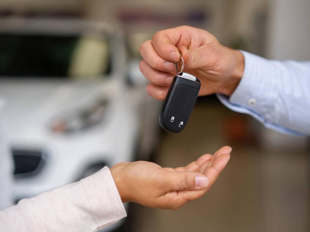 entregando-las-llaves-de-un-auto-usado